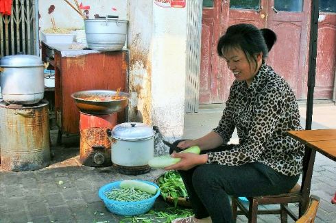 Xiaomei helps cooking in Tangzhi